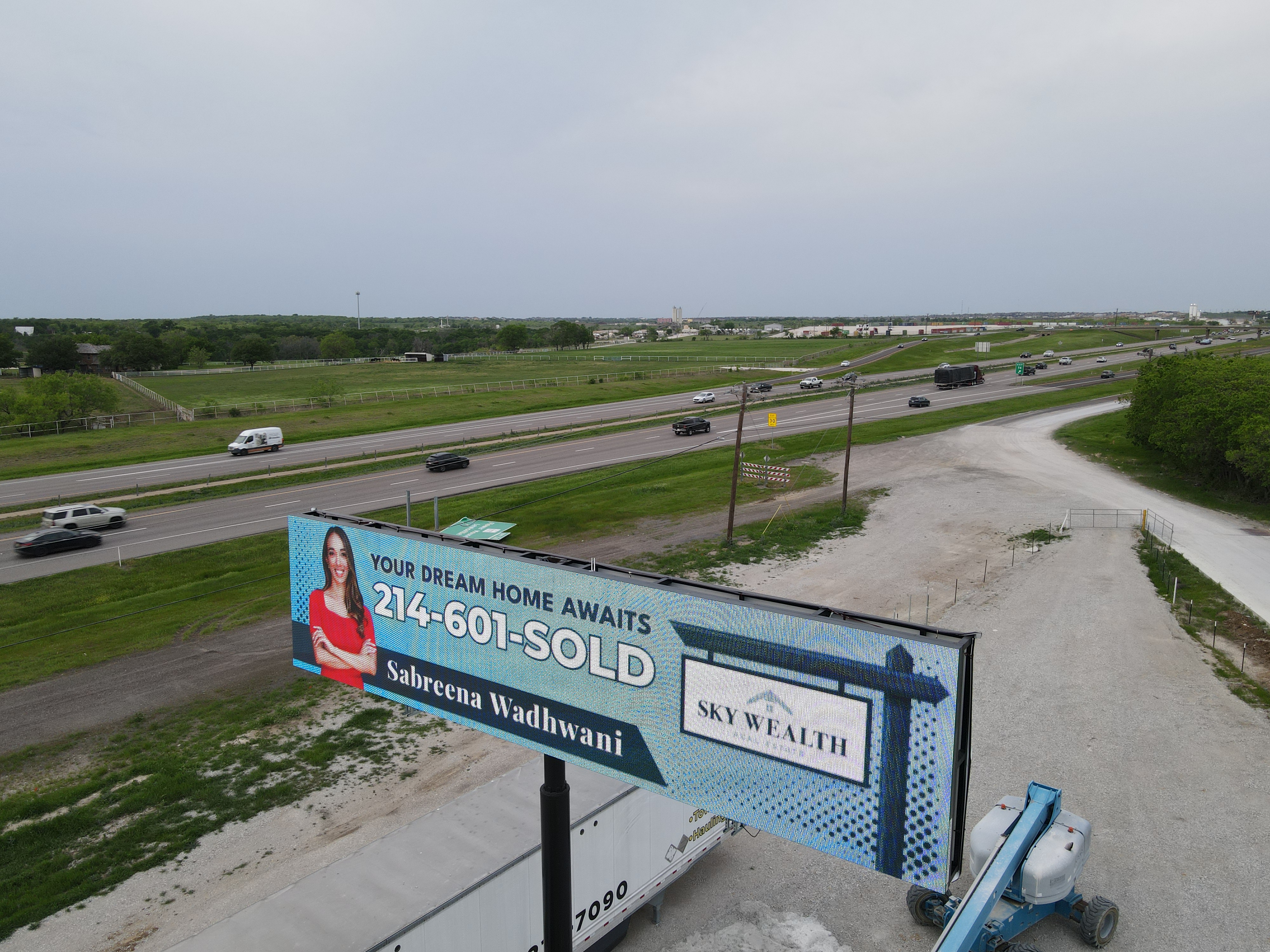 US 75 Central Expressway Billboard by Lamar Outdoor with Cracker Barrel using an Extension